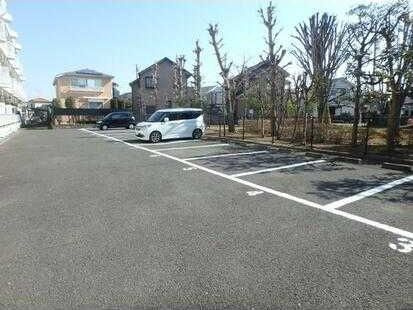 国分寺市戸倉４丁目の賃貸マンションの駐車場