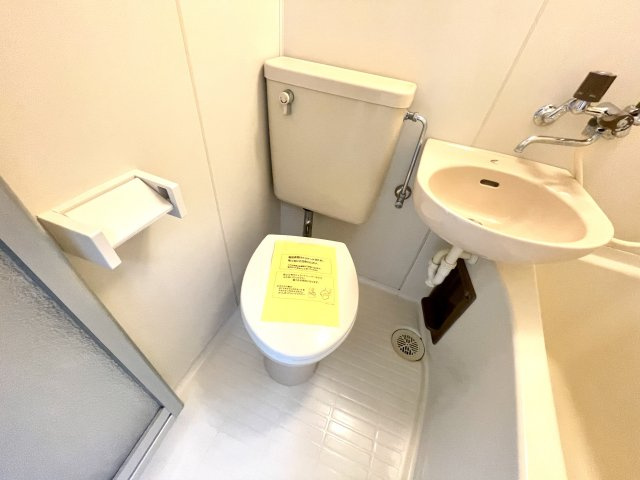 浴室内にトイレがあります♪