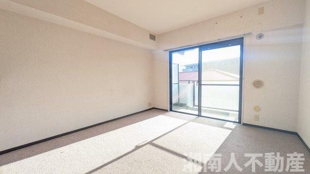 クリオ片瀬江ノ島1番館の和室|明るい和室です