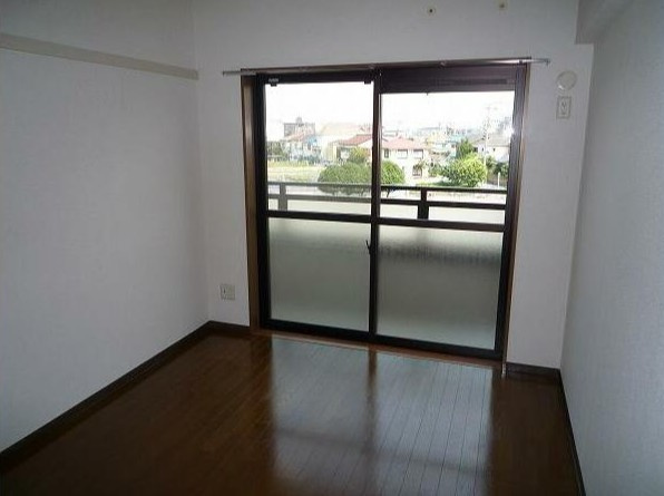 稲城市押立の賃貸マンションの居間・リビング