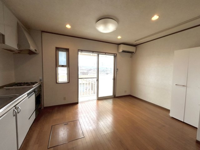 山田葉室町の居間・リビング|壁付キッチンは壁に沿ってキッチンを配置している為、他のスペースを有効活用！（R7.12撮影）