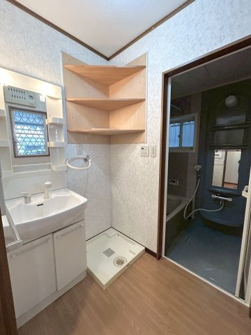 山田葉室町の独立洗面台|洗面内にはタオル類や洗剤などのストックを収納できる、棚が設けられております。（R7.12撮影）