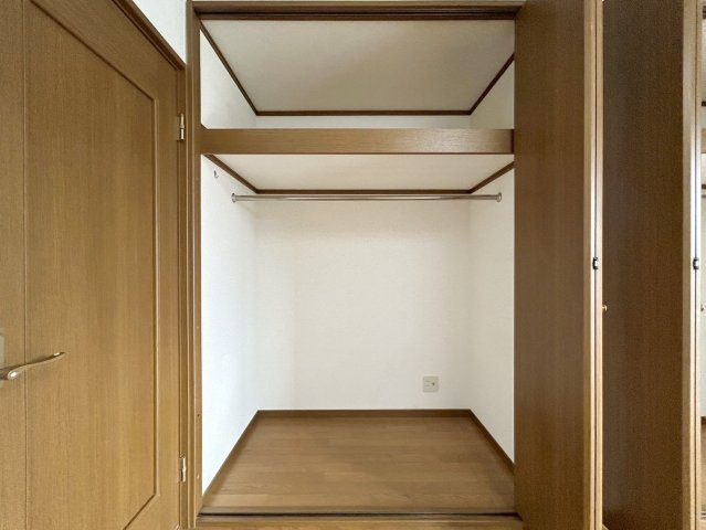 山田葉室町の収納|クローゼット内はハンガーパイプが備え付けになっております。上部には棚も設けられており、収納ボックスなどでスッキリ整理整頓もできちゃいます！（R7.12撮影）