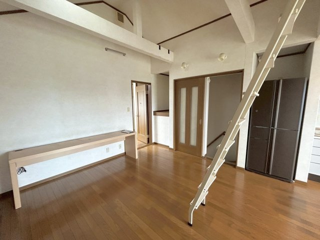 山田葉室町の居間・リビング|ロフト付のおうちにつき、お部屋がスッキリ片付き居住空間を広く活用できちゃいます！