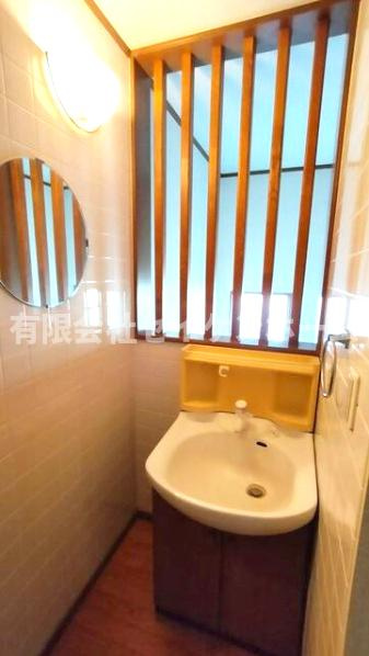 熊谷市上之　中古住宅（間取り9K）の独立洗面台