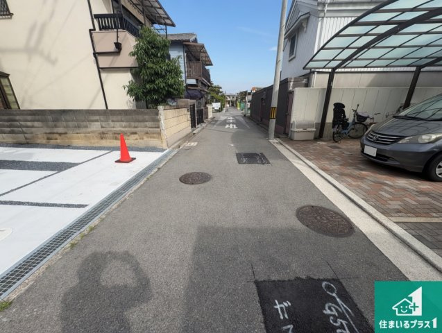 堺市西区浜寺諏訪森町東　第1期　新築一戸建ての前面道路含む現地写真|周辺は閑静な住宅街！前面道路広々で車の出し入れも便利です。駐車が苦手な方でも安心して車庫入れできます！