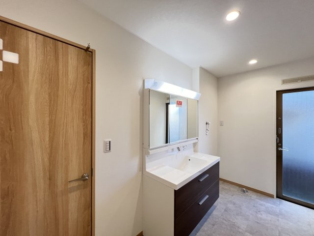 北葛城郡広陵町馬見北6丁目の洗面所|明るく広い洗面です