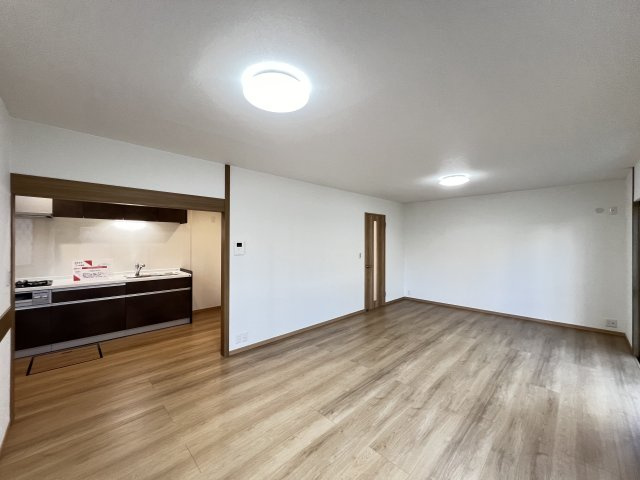 北葛城郡広陵町馬見北6丁目の居間・リビング|広々と明るいLDK18.3帖です
