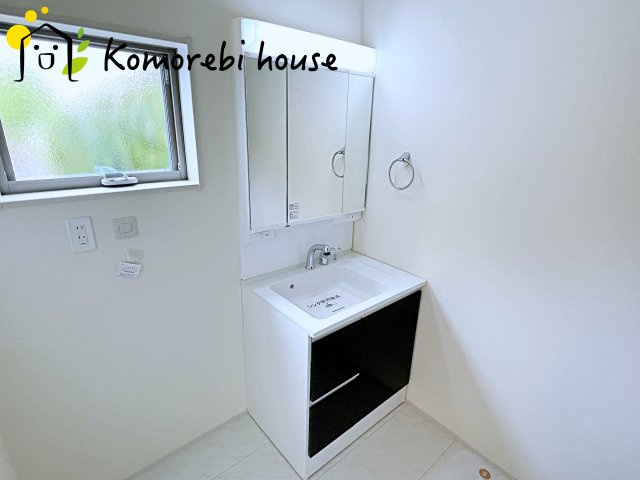 さいたま市見沼区大谷　第4　新築一戸建て　リーブルガーデン　02の独立洗面台|朝の支度にも助かる、独立の洗髪洗面化粧台