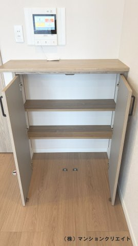 サーパス文京二丁目の収納|リビング入り口のインターフォン下にある収納