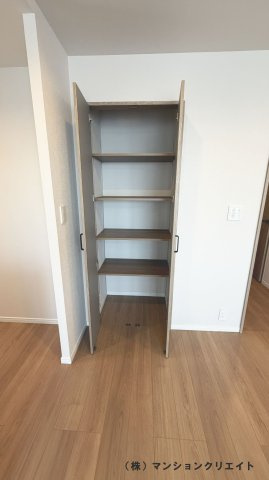 サーパス文京二丁目の収納|リビングの扉を挟んで反対側にも大きな収納スペースがあり大変便利です