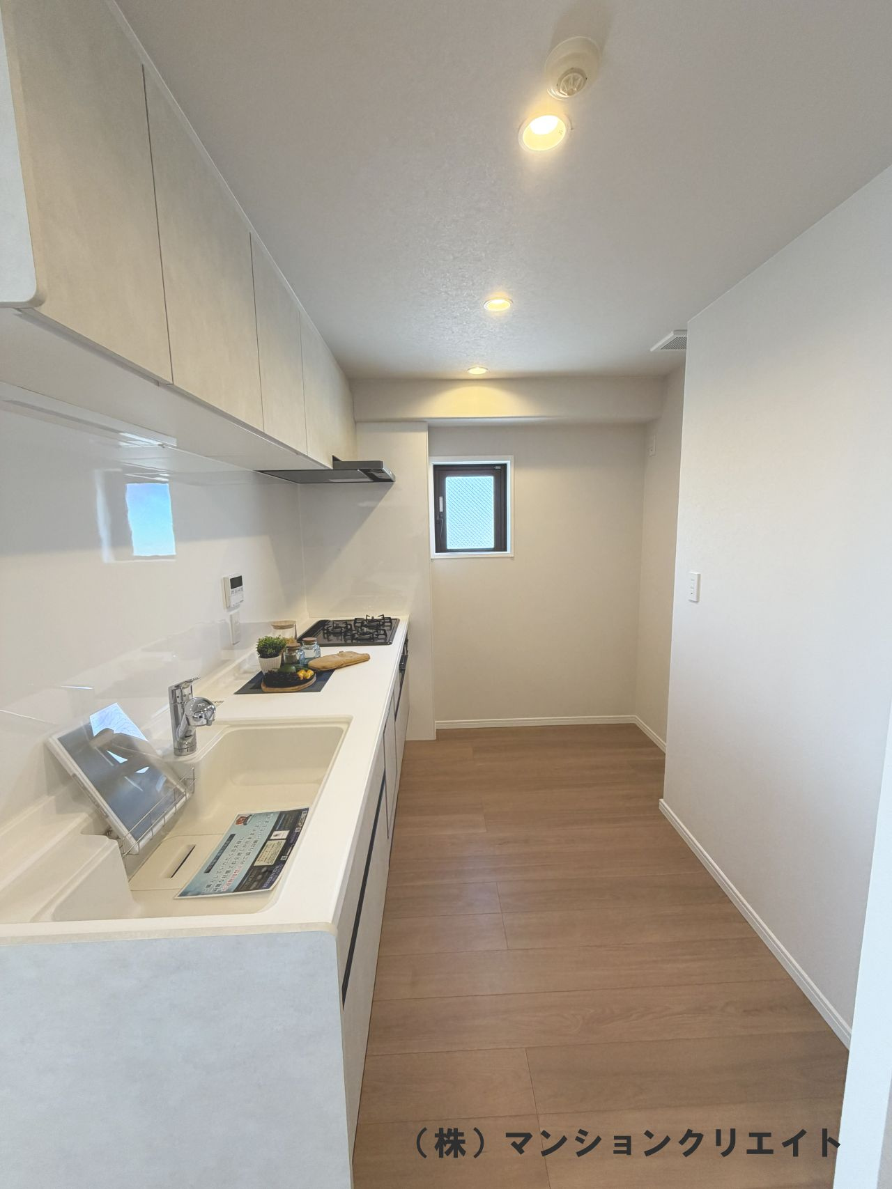 サーパス文京二丁目のキッチン|スッキリとして白く明るいキッチン