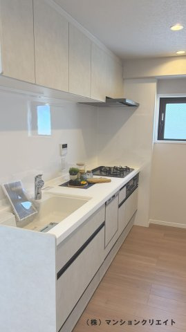 サーパス文京二丁目のキッチン|キッチン奥には窓もあるので換気もできます