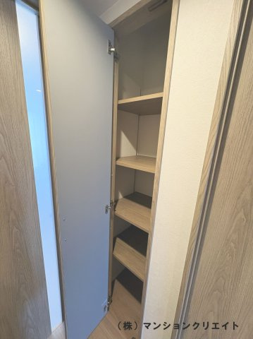サーパス文京二丁目の収納|廊下収納スペース内部