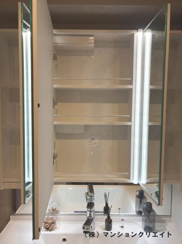 サーパス文京二丁目の独立洗面台|三面鏡裏は収納スペース