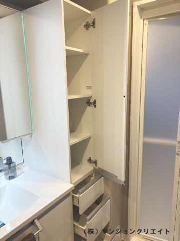 サーパス文京二丁目の収納|洗面化粧台横にも便利な収納付きです