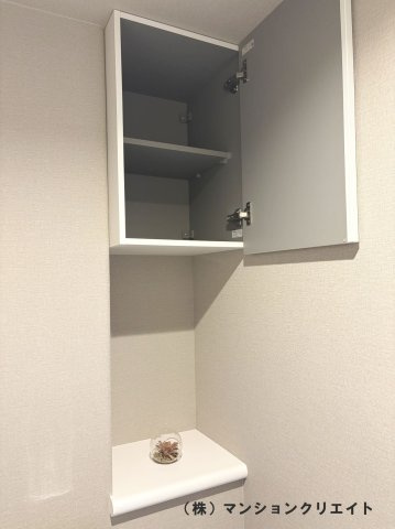 サーパス文京二丁目の収納|トイレ内吊戸棚