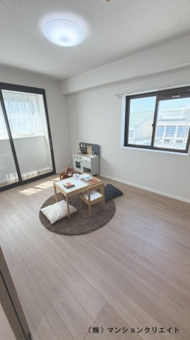 サーパス文京二丁目の洋室|リビング横の6.0帖　二面採光で明るいお部屋です