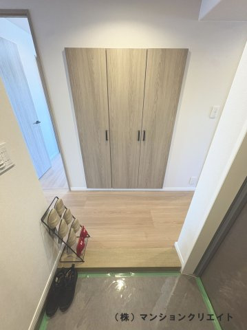 サーパス文京二丁目の玄関|正面の扉は玄関収納です