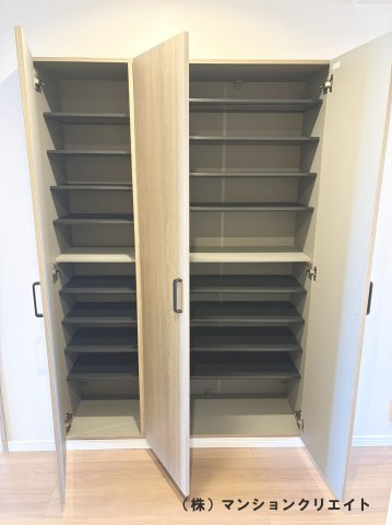 サーパス文京二丁目の収納|たっぷり入る玄関収納　埋め込み式なので圧迫感がありません