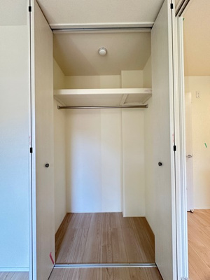 【収納】 | 【新築】(仮称)登戸新築共同住宅 | ※参考写真※洋室6.3帖のお部屋にあるウォークインクローゼットです♪たっぷり収納できてお洋服や荷物が多くてもお部屋すっきり☆