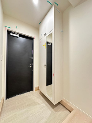 【玄関】 | 【新築】(仮称)登戸新築共同住宅 | ※参考写真※シューズボックス付きで玄関もキレイに片付きます！お客様もスムーズにお出迎えできますね♪