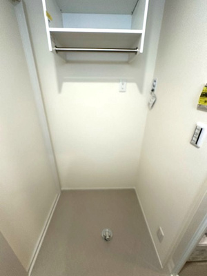 【展望】 | 【新築】(仮称)登戸新築共同住宅 | ※参考写真※洗面所内、洗髪洗面化粧台横にある室内洗濯機置き場です♪室内に置けるので洗濯機が傷みにくい☆