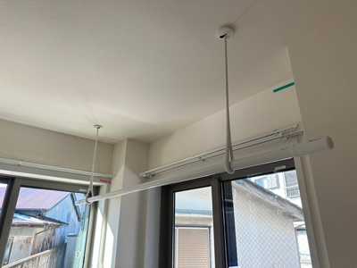 【その他】 | 【新築】(仮称)登戸新築共同住宅 | ※参考写真※リビングダイニングキッチンにある室内物干しです！雨の日やお出掛け時の室内干しにとても便利☆花粉や梅雨の時期に重宝しますね♪