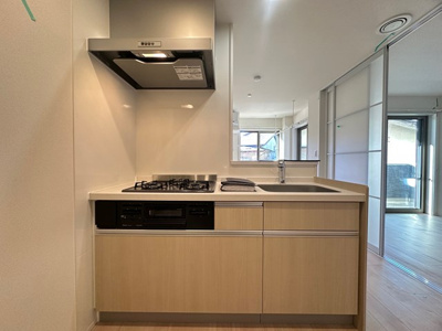 【キッチン】 | 【新築】(仮称)登戸新築共同住宅 | ※参考写真※グリル付きIH3口のシステムキッチンです☆窓があるので換気もOK♪場所を取るお鍋やお皿もすっきり収納できます♪