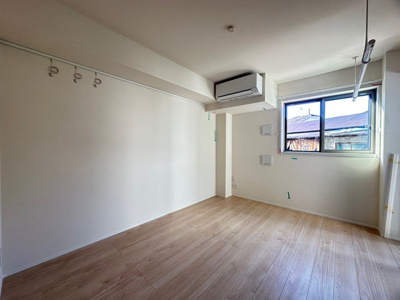 【寝室】 | 【新築】(仮称)登戸新築共同住宅 | ※参考写真※南西向き洋室6.3帖☆ウォークインクローゼットがあります♪お洋服がスッキリ収納できて、整理しやすくなりますね☆