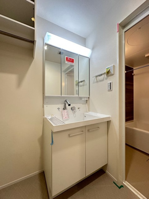 【洗面所】 | 【新築】(仮称)登戸新築共同住宅 | ※参考写真※洗髪洗面化粧台で忙しい朝にも寝癖の付いた頭にも優しい☆お化粧するときにも大活躍です♪