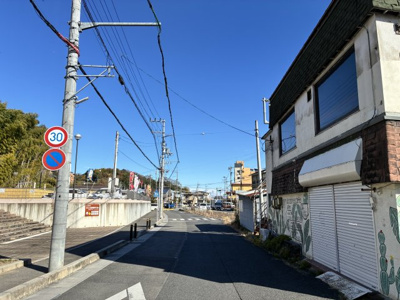 【周辺】 | 大津市雄琴1丁目2-21　店舗 | 2025年12月撮影　前面道路西側