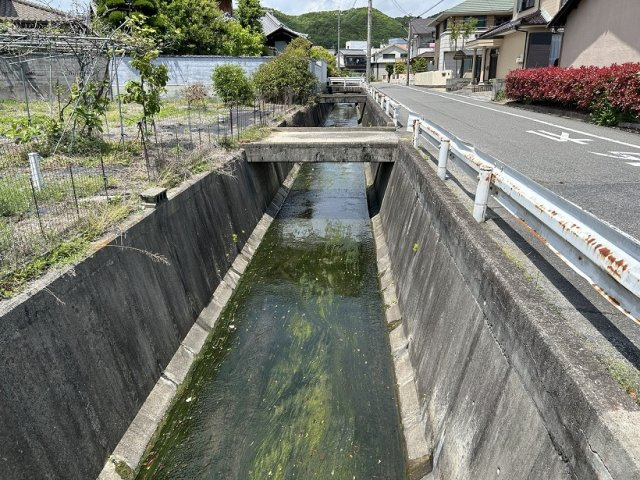 玉野市田井4丁目の周辺|敷地の東側用水路と道路