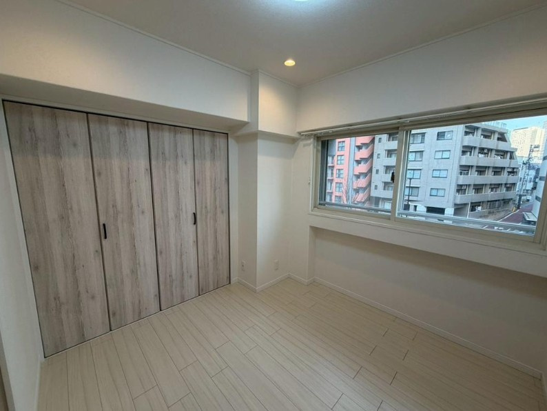 豊栄新都心マンションの洋室|豊栄新都心マンション：クローゼット・窓付きの洋室です！
