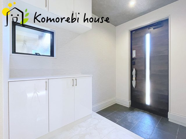 さいたま市見沼区大谷　第4　新築一戸建て　リーブルガーデン　03の玄関|収納もある玄関です