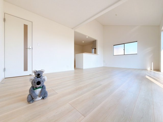【居間・リビング】 | 高崎市箕郷町白川　平屋　新築住宅 | 家族が自然と集まるリビング・ダイニング明るい光が差し込み、笑顔があふれる心地よい空間です。ゆったりとした広さで、くつろぎの時間をお過ごしいただけます。