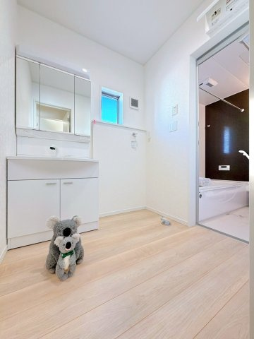 【独立洗面台】 | 高崎市箕郷町白川　平屋　新築住宅 | 爽やかなデザインでまとめられた洗面脱衣室。収納たくさんな洗面化粧台。