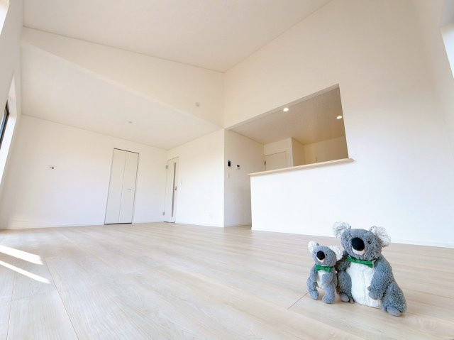 【居間・リビング】 | 高崎市箕郷町白川　平屋　新築住宅 | ≪LDK≫
リビング・ダイニングは白を基調としたシンプルな空間。
雑貨やこだわりの家具など、レイアウトも自由に楽しめます！