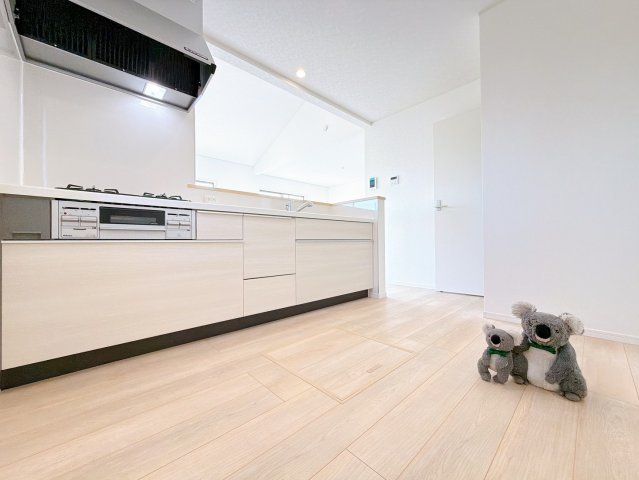 【キッチン】 | 高崎市箕郷町白川　平屋　新築住宅 | お料理をしながら家族との会話が楽しめる対面キッチン。リビングで遊ぶお子様を見守りながらお料理が出来ます。出来上がったお料理や後片付けを手伝ってもらうなど家事分担ができます。