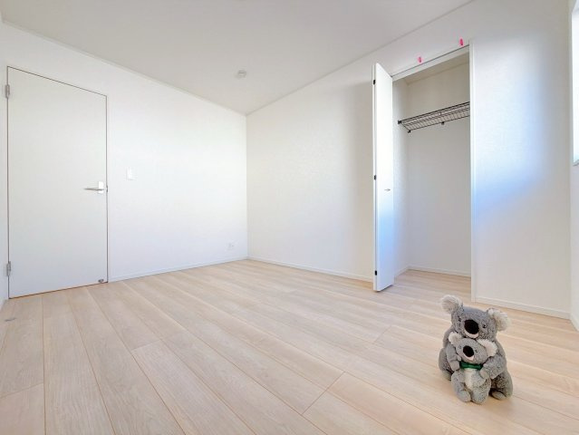 【洋室】 | 高崎市箕郷町白川　平屋　新築住宅 | 広さはお子様の勉強部屋にも適した広さ！
勉強机や本棚などの家具を置いてもフリースペースも確保することができます。