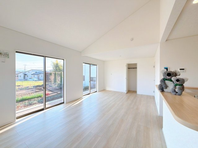 【居間・リビング】 | 高崎市箕郷町白川　平屋　新築住宅 | 気がづけば家族が集まって楽しい会話と食事が始まる。皆で笑って過ごす幸せ溢れるリビング。