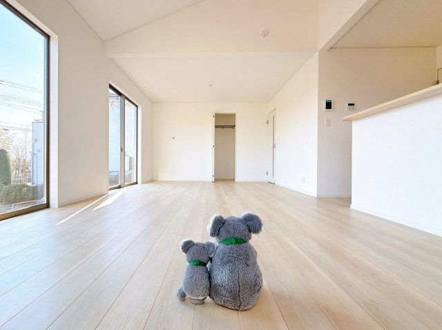 【居間・リビング】 | 高崎市箕郷町白川　平屋　新築住宅 | 窓からのあたたかい光をあびながらの朝食。今日も一日がんばれそう！と思えるリビング。