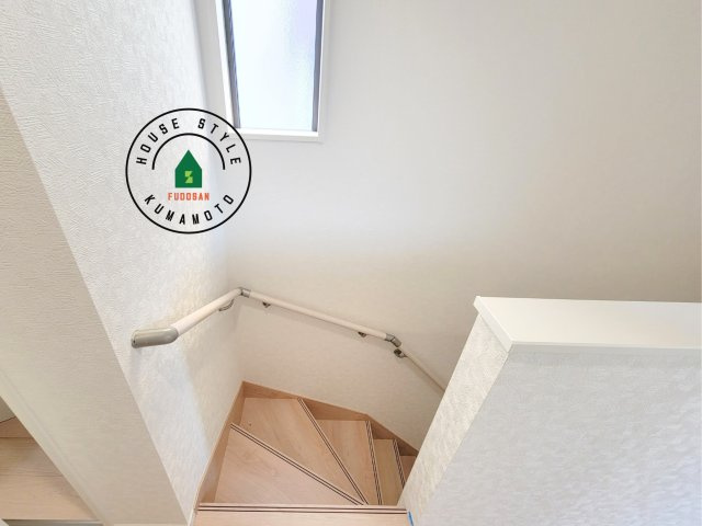 合志市須屋第18-3棟（2号棟）の内観：施工例|＜手すり付階段＞手すりがないと階段の昇り降りで危険なことはもちろん、壁に手をつきながら歩くことで壁紙が汚れやすくなります。すべての方に快適に昇り降りしていただくため、手すりを設置しました。