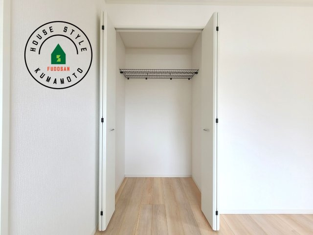 合志市須屋第18-3棟（2号棟）の内観：施工例|洋服や大きな荷物が多い方や人数の多いご家族などは、一般的なクローゼットよりもウォークインクローゼットのほうが使い勝手が良いです。