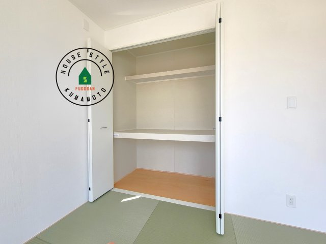 合志市須屋第18-3棟（2号棟）の内観：施工例|壁面クローゼットのメリットは、衣類が横一列に並ぶためひと目で洋服が選びやすいこと。衣類をたくさんお持ちの方も、限られたスペース内に無理なく収納することができます。