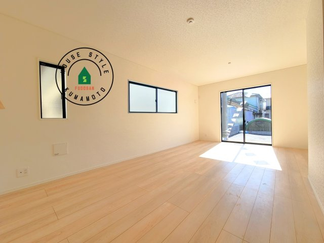 合志市須屋第18-3棟（2号棟）の内観：施工例|キッチンからリビングをしっかり確認できます。家族の笑顔があふれる空間になりそうですね。