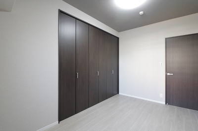 【洋室】 | エスリード桃山台 | 洋室5.2帖。大きなベッドも設置可能でご夫婦の寝室にもオススメ！大きなベッドでお子様も一緒にお休みになれますね。