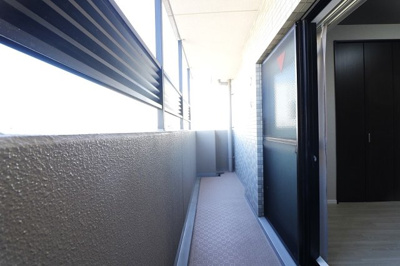 【バルコニー】 | エスリード桃山台 | 洋室5.2帖に面した北向きバルコニー。お仕事やお勉強、家事などの合間に外の空気を吸ってホッと一息リフレッシュも！