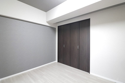 【収納】 | エスリード桃山台 | サービスルーム6.0帖。季節物や使用頻度の低い物などが片付けられる納戸スペース。来客時には客間などにもご使用可能！