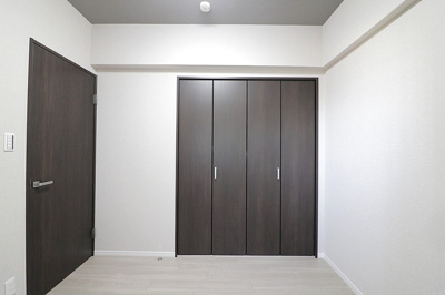 【洋室】 | エスリード桃山台 | 洋室4.5帖。全居室に収納スペースを設けました！お部屋が片付き、居住空間を有効的にご活用いただけます。